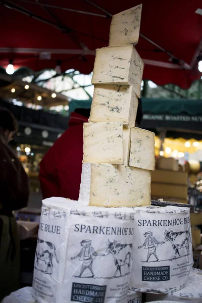 Verschiedene Käsesorten auf dem Markt — Stockfoto