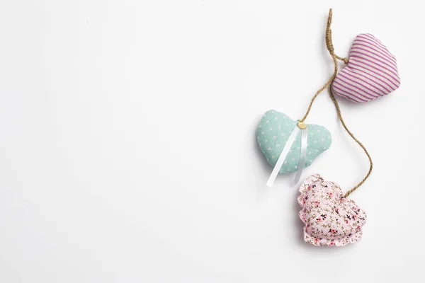 Tarjeta de felicitación para el día de San Valentín. Corazones multicolores cosidos de tela con botones . — Foto de Stock
