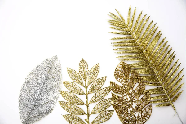 Plastic Gouden Tak Van Exotische Planten Een Witte Keramische Plaat — Stockfoto