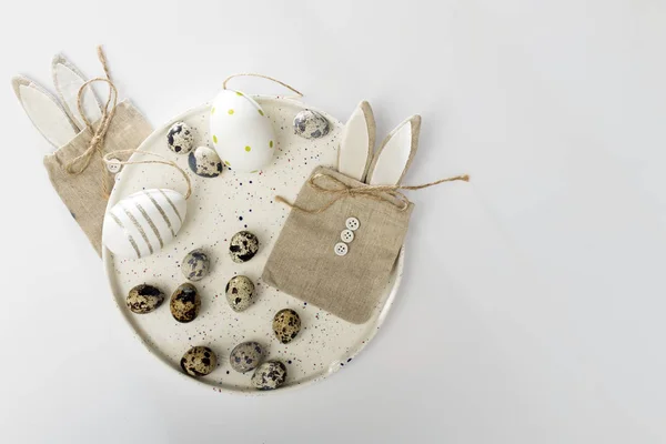 Quail eggs on a white dish. decoration. Easter card. — Stock Photo, Image