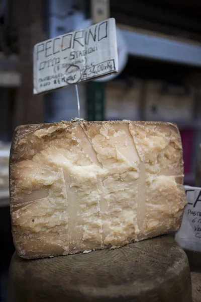 Verschiedene Käsesorten auf dem Markt — Stockfoto
