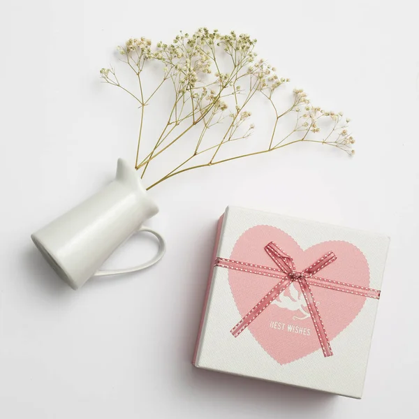 Tarjeta de felicitación para el día de San Valentín. Caja de cartón con un corazón rosa para regalos, atado con una cuerda . — Foto de Stock