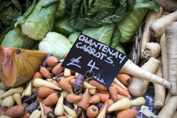 Las zanahorias de Chantenay son pequeñas en tamaño en cesta — Foto de Stock