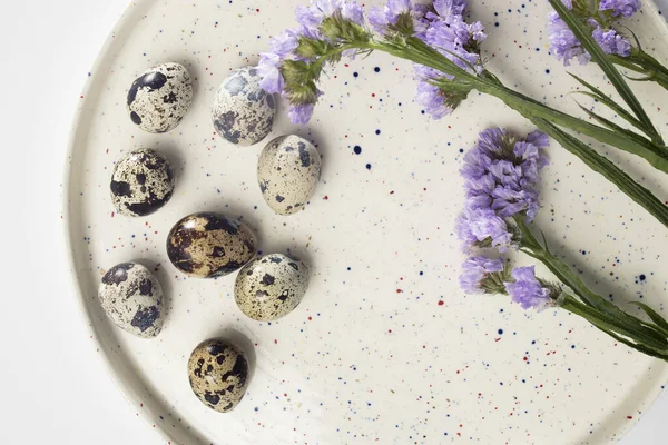 Ovos de codorna em um prato branco. Cartão de Páscoa . — Fotografia de Stock