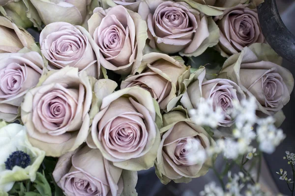 Bukiety białych róż, piękne tło dla kartki okolicznościowej. — Zdjęcie stockowe