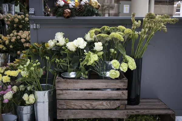 Підбірка зелених квітів у букетах для продажу в квітковому магазині на вулиці — стокове фото
