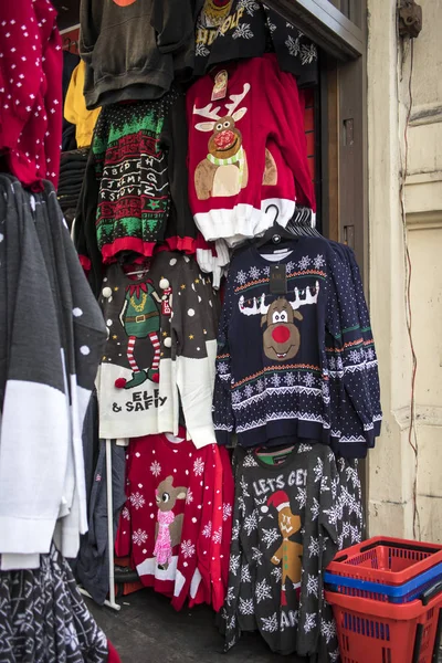 Временная сезонная выставка уродливых рождественских свитеров в розничном магазине  . — стоковое фото