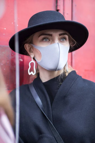 Λονδίνο Ηνωμένο Βασίλειο Φεβρουαρίου 2020 Άνθρωποι Φορούν Μάσκα Προστασίας Στυλ — Φωτογραφία Αρχείου