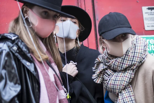 Λονδίνο Ηνωμένο Βασίλειο Φεβρουαρίου 2020 Άνθρωποι Φορούν Μάσκα Προστασίας Στυλ — Φωτογραφία Αρχείου