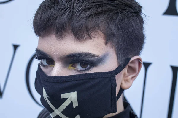 2020年2月10日 10日人们戴着面具进行保护 街上风格 短发男孩戴着带箭头的黑色防护面具 伦敦时装周 — 图库照片
