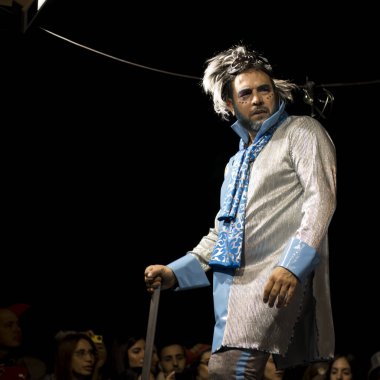 Sitges, İspanya - 23 Şubat 2020: Sitges Karnavalı 'nın son gününde insanlar. Carnestoltes 'i gömmek - Sitges' de 