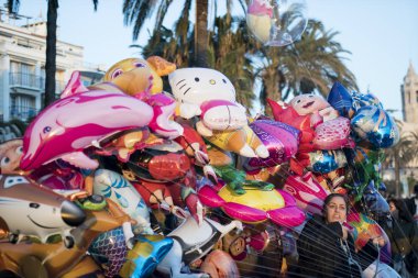 Sitges, İspanya - 23 Şubat 2020: Sitges Karnavalı 'nın son gününde insanlar. Carnestoltes 'i gömün - 