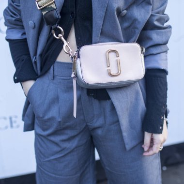 Londra, Uk - 13 Şubat 2020, koyu gri takım elbiseli, açık mor çantalı bir kız. Mevsimin vurgunu, yaz için süper havalı bir şey.