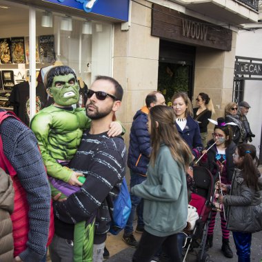 Sitges, İspanya - 23 Şubat 2020: Sitges Karnavalı 'nın son gününde insanlar. Carnestoltes 'i gömmek - Sitges' de 