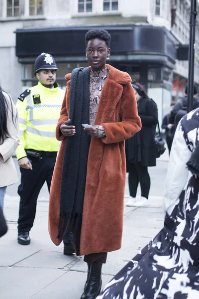 London Storbritannien Februari 2020 Street Style Flicka Fuskpäls Röd Päls — Stockfoto