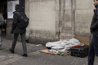 Londra, Uk - 13 Şubat 2020, Leicester Meydanı metrosundaki evsiz yer. İnsanlar geçip gidiyor.