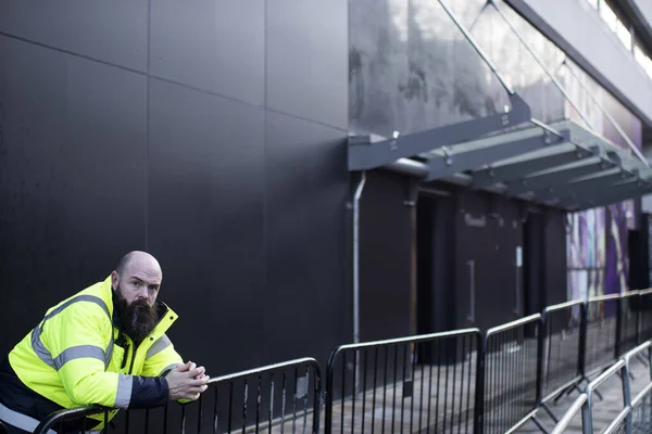 London February 2020 Security Guard Leaning Fence Black Wall — Stock Photo, Image