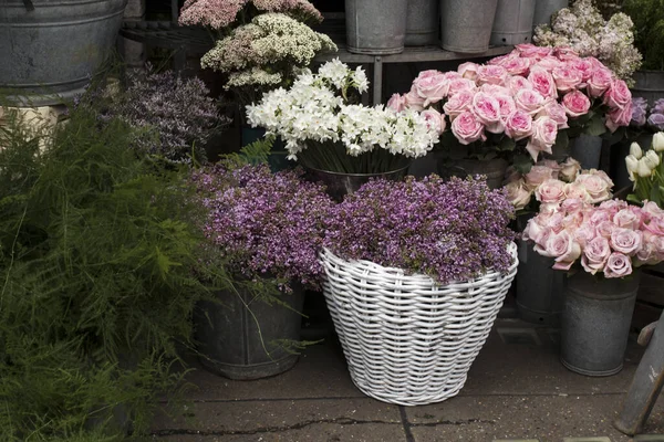 ロンドンの自由の店の近くの色の様々な 錫の花瓶に大きな花束 — ストック写真