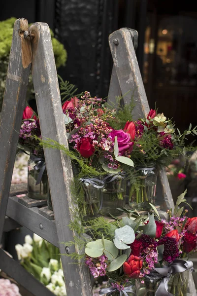 ロンドンの自由の店の近くの色の様々な 錫の花瓶に大きな花束 異なる機会のための小さな花束 — ストック写真
