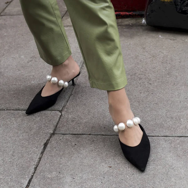Açık Yeşil Pantolonlu Şeffaf Taytlı Büyük Incili Sivri Topuklu Ayakkabılı — Stok fotoğraf