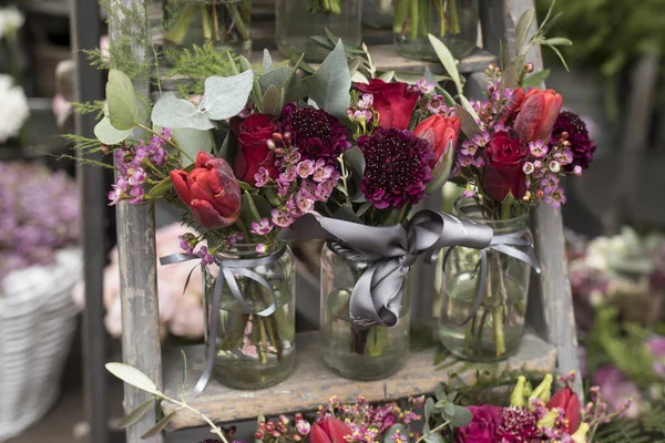 런던의 프리웨어 스토어 근처에 부케들을 화병에 담습니다 경우에 꽃다발 — 스톡 사진