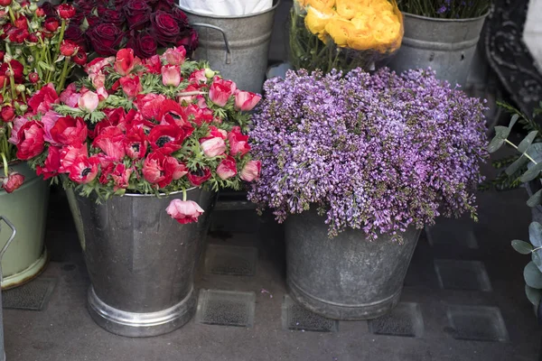 ロンドンの自由の店の近くの色の様々な 錫の花瓶に大きな花束 ピンクのバラ — ストック写真