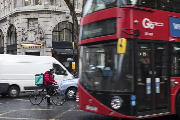 Λονδίνο Ηνωμένο Βασίλειο Φεβρουαρίου 2020 Κόκκινο Λεωφορείο Και Μαύρο Ταξί — Φωτογραφία Αρχείου