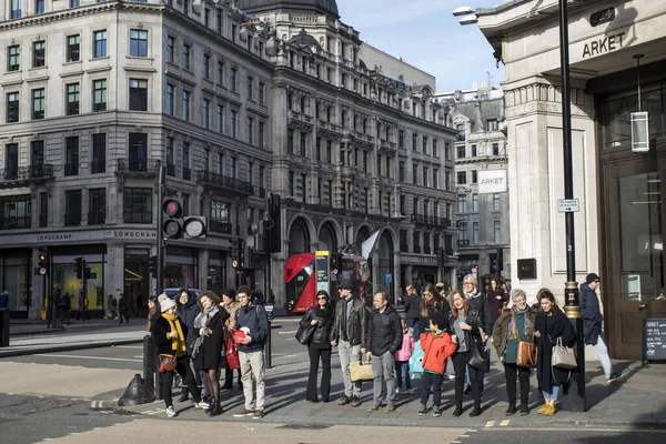 London Egyesült Királyság Február 2020 Emberek Várják Zöld Fény Egy — Stock Fotó