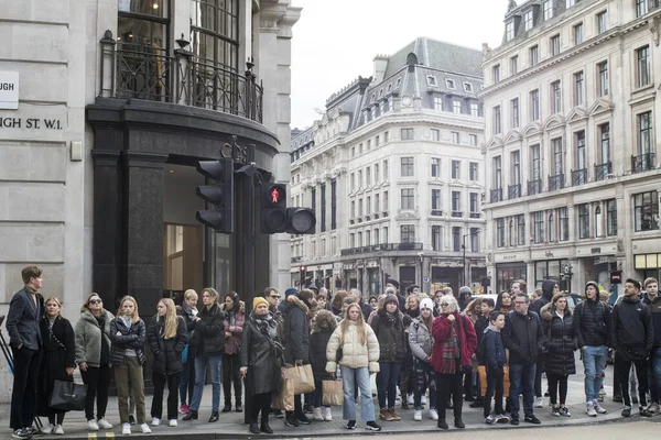 Лондон Великобритания Февраля 2020 Года Люди Ждут Зеленого Света Пешеходном — стоковое фото