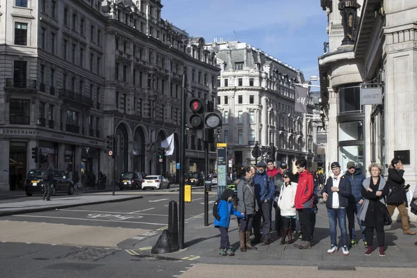 Λονδίνο Ηνωμένο Βασίλειο Φεβρουαρίου 2020 Άνθρωποι Που Περιμένουν Πράσινο Φως — Φωτογραφία Αρχείου