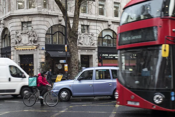 Λονδίνο Ηνωμένο Βασίλειο Φεβρουαρίου 2020 Κόκκινο Λεωφορείο Και Μαύρο Ταξί — Φωτογραφία Αρχείου