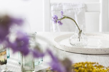 Kurumuş çiçekler için vazo yerine küçük bir çeşit eczane şişesi..