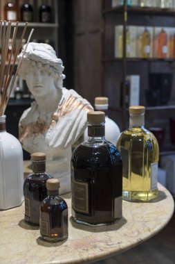 Londra, Uk -23 Aralık 2019: Regent caddesindeki Liberty mağazasında çok çeşitli tabak ve kupalar satışa sunuldu.