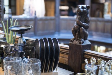 Londra, Uk -23 Aralık 2019: Regent caddesindeki Liberty mağazasında çok çeşitli tabak ve kupalar satışa sunuldu.