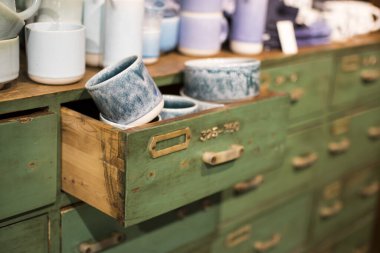 Londra, Uk -23 Aralık 2019: Regent caddesindeki Liberty mağazasında çok çeşitli tabak ve kupalar satışa sunuldu.