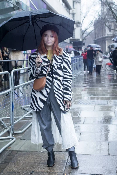 Londra Febbraio 2020 Gente Alla Moda Strada Stile Street Una — Foto Stock