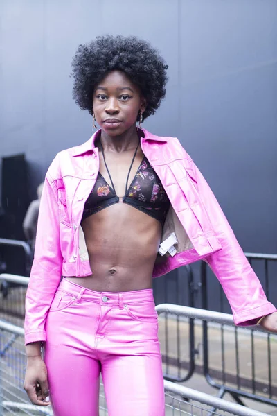 London Febryary 2020 Fashionable People Street Street Style Girl Curly — Φωτογραφία Αρχείου