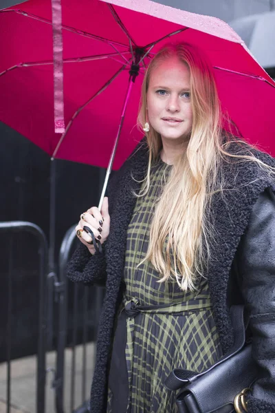 London Febryary 2020 Fashionable People Street Street Style Girl Plaid — Stock fotografie