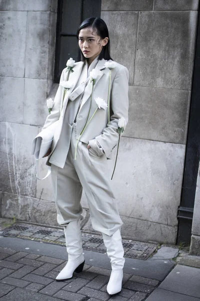 London Febryary 2020 Fashionable People Street Street Style Woman White — Stok fotoğraf