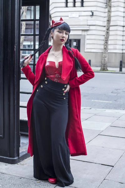 London Febryary 2020 Fashionable People Street Street Style Woman Red — Stockfoto