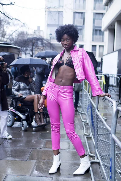 London Febryary 2020 Fashionable People Street Street Style Girl Curly — Φωτογραφία Αρχείου