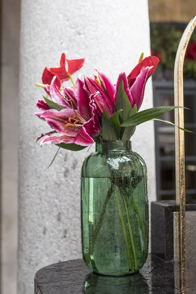 Bouquet Calli Gigli Rossi Alto Vaso Vetro Verde Bancone Ristorante — Foto Stock