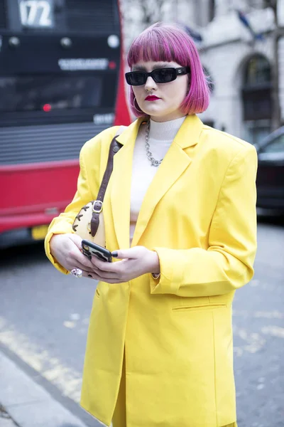 London Febryary 2020 Fashionable People Street Street Style Girl Yellow — Stockfoto