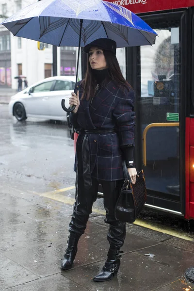 London Febryary 2020 Fashionable People Street Street Style Girl Blue — Stockfoto