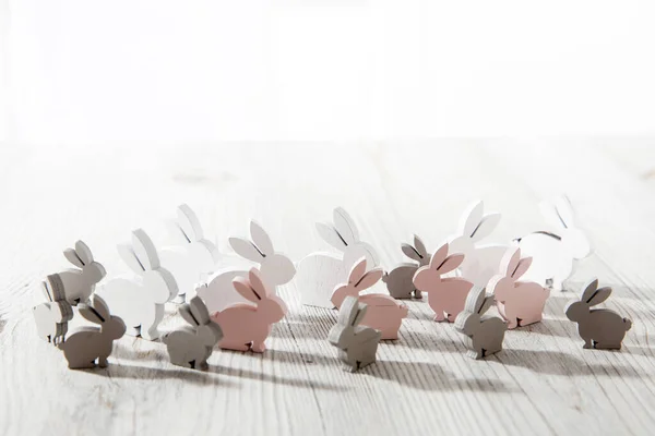 Güneşli Bir Sabahta Paskalya Masasını Süslemek Için Küçük Kontrplak Tavşanlar — Stok fotoğraf