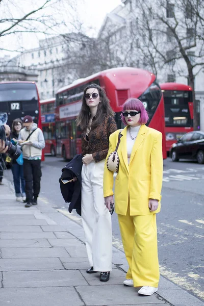 Londra Febbraio 2020 Gente Alla Moda Strada Stile Street Ragazza — Foto Stock