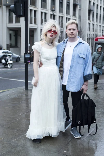 London Febryary 2020 Fashionable People Street Street Style Blonde Girl — Zdjęcie stockowe