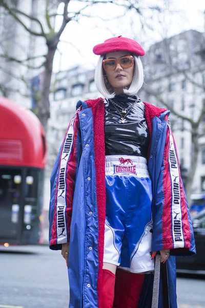 London Febryary 2020 Fashionable People Street Street Style Girl Sunglasses — Stockfoto