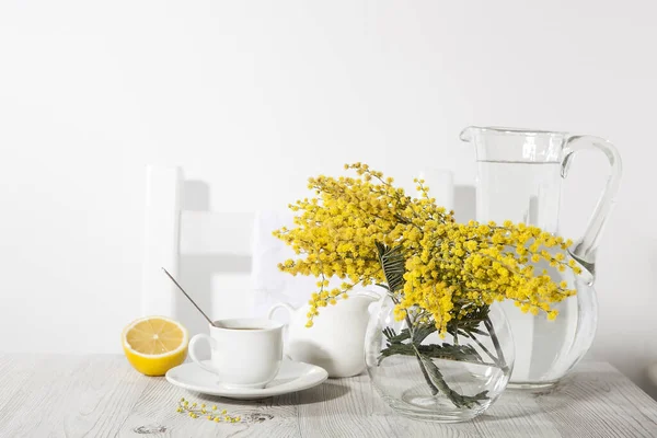 Morgenkaffee Auf Dem Tisch Vase Mit Mimosen Ein Symbol Des — Stockfoto