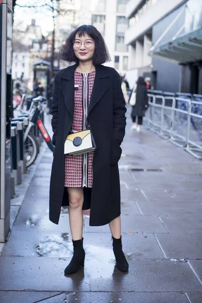 Лондон Февраль 2020 Модные Люди Улице Уличный Стиль Девушка Красном — стоковое фото